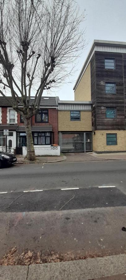Comfy Fenia Stay London Exterior photo